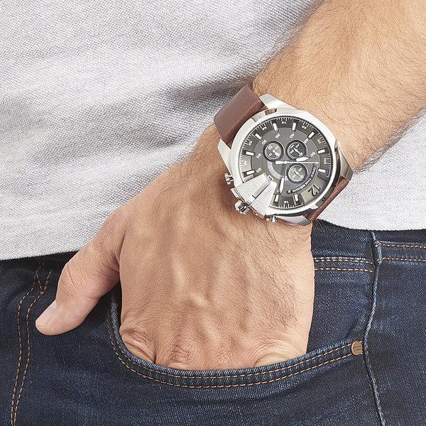 Diesel Mega Chief DZ4290 316L silver-tone stainless steel & genuine leather strap 50ATM (50m) water resistant Japan movements with a chronograph and date function
